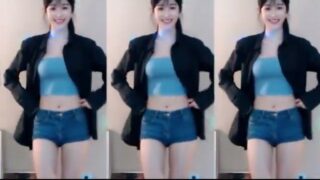 Las hermosas jóvenes viudas son tan apasionadas que están mojadas.